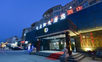 Seven o'clock Sunshine E-sports Hotel (Hebi Xinghe Street Yulong Shopping Center)