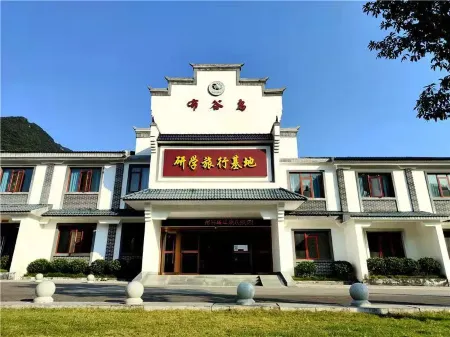 Yuan Ambrose Hotel Отели в г. Юаньань