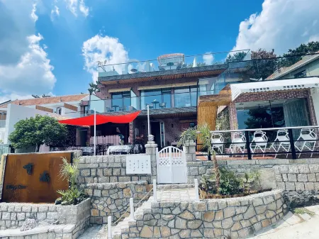 Qingdao has sea view villa hotel Отели рядом с достопримечательностью «Laoshan Taiqing Palace»