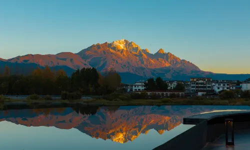 EARTHGAZE•STARSPANNG: 180-Degree Snow Mountain View Homestay (Lijiang Ancient Town Branch)
