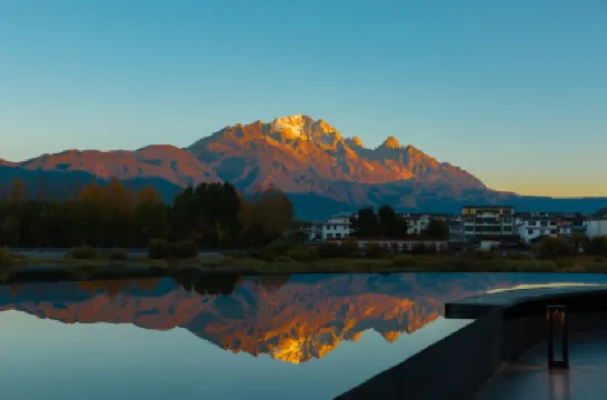 EARTHGAZE•STARSPANNG: 180-Degree Snow Mountain View Homestay (Lijiang Ancient Town Branch) โรงแรมใน