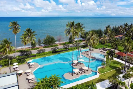 Wyndham Hua Hin Pranburi Resort and Villas Отели рядом с достопримечательностью «Wat Wang Yao»