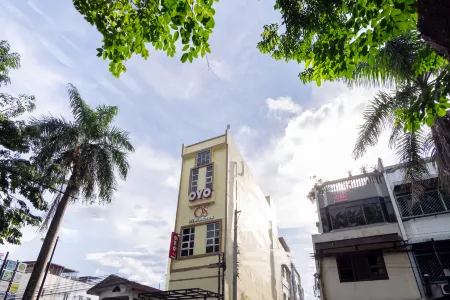 SUPER OYO 1377 Os Residence Отели рядом с достопримечательностью «Maimoon Palace»