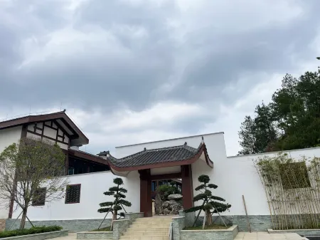 Yinjiang Yingmei Lake Hillside Hotel (Dashengdun Scenic Area Branch) Отели в г. Инцзян