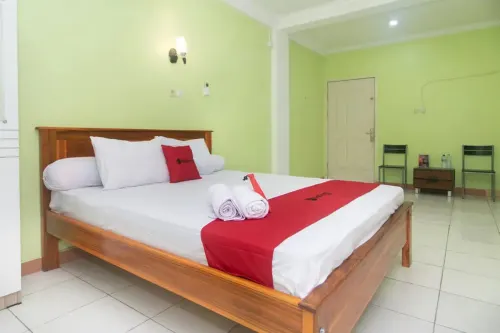 RedDoorz @ Frans Seda Kupang Hotels in Kelapa Lima