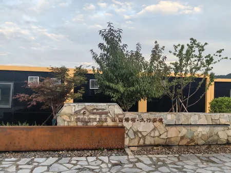 Trip.com Group Country Retreats (Shanxi Manghe Taihang Mijing Joint Resort) Отели в г. Янчэн