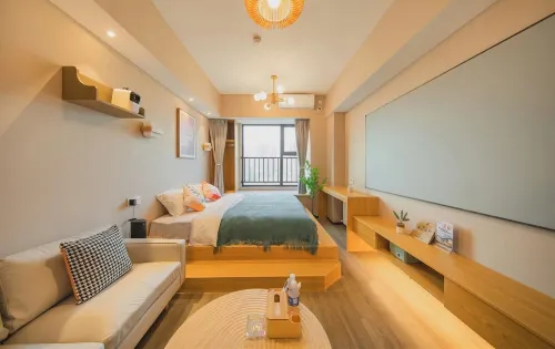 Xiyue Movie Homestay (Xingyang Wuyue Plaza Zhengzhou West Railway Station)