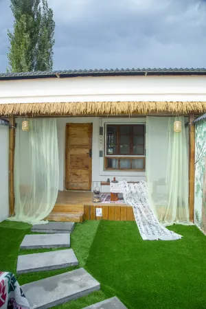 Muxuelou Homestay Отели рядом с достопримечательностью «Xinyi Self-Drive Campground (Sayram Lake Branch)»