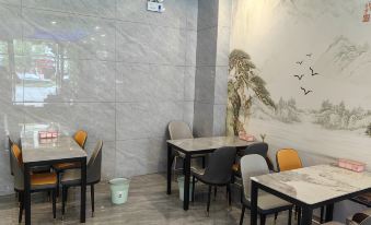 Yidong Yiju Hotel (Kaili College High-speed Railway South Station Branch)
