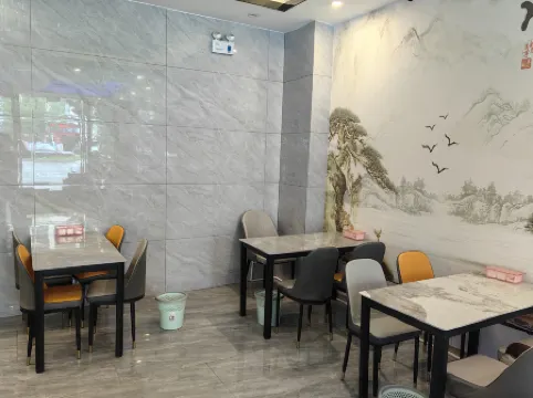 Yidong Yiju Hotel (Kaili College High-speed Railway South Station Branch)