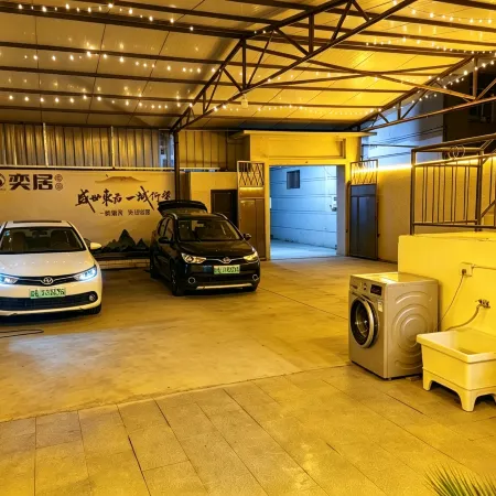 Yiju Homestay (Kaifeng Wansuishan Martial Arts City Millennium City Park)