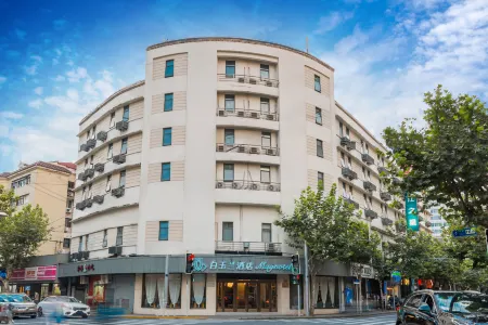 Magnotel Shanghai Jing'an Temple, West Nanjing Road Отели рядом с достопримечательностью «The Great Affection of Liuhuizhi Toward the Book Collecting Tower»