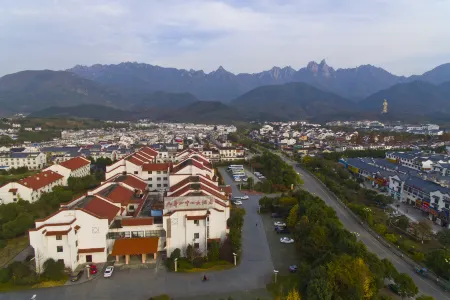 Jiuhuashan Center Hotel