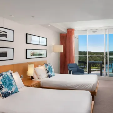 Pelican Waters Resort Отели рядом с достопримечательностью «Голден-Бич»