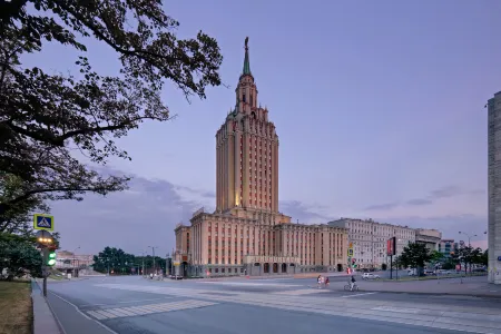 Хилтон Москва Ленинградская Отели рядом с достопримечательностью «Останкинская Телебашня»