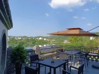 Taohuatan River View Pool Yulongtanpan Inn