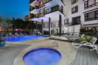 Neptune Resort Hoteles cerca de Broadbeach Park Horse