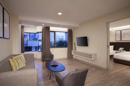 AIHO HOTEL MEDAN Отели рядом со станцией Medan Train Station