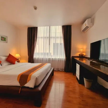 The Bedrooms Boutique Hotel Bangkok Отели рядом с достопримечательностью «Станция надземного метро On Nut»