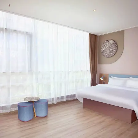 Homeinn · neo (Zhaoqing Seven Star Cave Paifang Xinghu International Plaza)