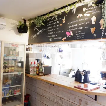 Iza Enoshima Guest House and Bar Отели рядом с достопримечательностью «Святилище Эносима»