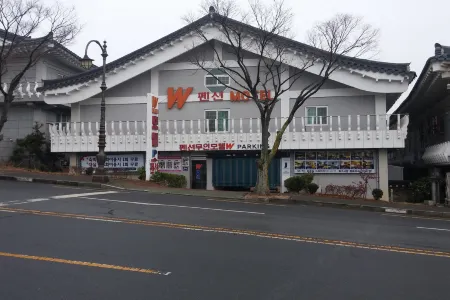 Gyeongju Bulgooksa W Drive-in Motel Отели рядом с достопримечательностью «Гробница Вонсон-вана в Кёнджу»