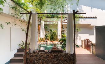 Moon Villa (Yangshu Ten-mile Gallery Yulong River)