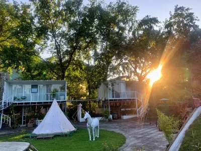 Wuzangyuan Boutique Homestay (Lijiang Zhuyu Wharf) Hotels near Xiaoyaohu Sceneic Area