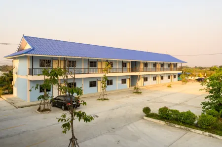 Beung Sampathuan Nakornchaisri Resort Отели рядом с достопримечательностью «Wat Lan Tak Fa»