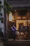 Fenghuang Zen Courtyard Retreat （ Century-old house·Hanfu Experience· thousand-year-old tree） - سبا