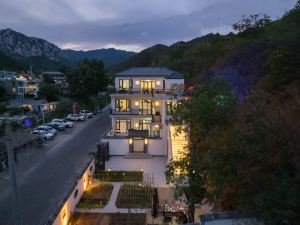 Flower Building Beijing Meet Mountain Residence