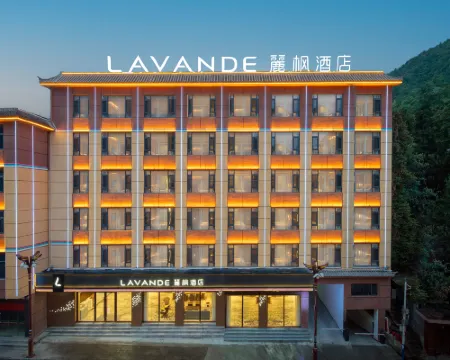 Lavande Hotel (Nujiang Gongshan Cikai Shimen Road) Hotel di Gongshan