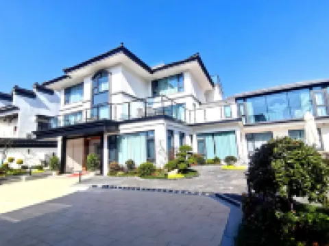 Taihu Qianxi Ju · Hideaway Streamside Secret Realm · Pool Garden Resort Inn