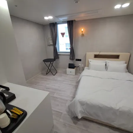 Hotel Regen Отели рядом с достопримечательностью «Храм Чинванса»