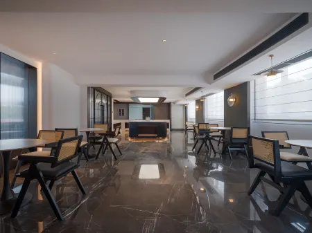 Dulanda LAB Hotel (Hengdian World Studios Branch) Отели рядом с достопримечательностью «Palace of Ming and Qing Dynasties Scenic Area»