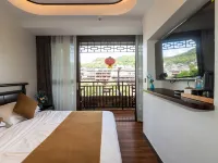 Fenghuang Ancient City · Jiangshang Xingmian Haven | 180° View Aesthetic Stay (Nanhua Bridge) Hotel dekat Fenghuang Bridge
