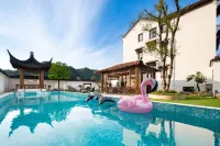Bamboo Veranda · Hedge Bamboo Lodge - Pools