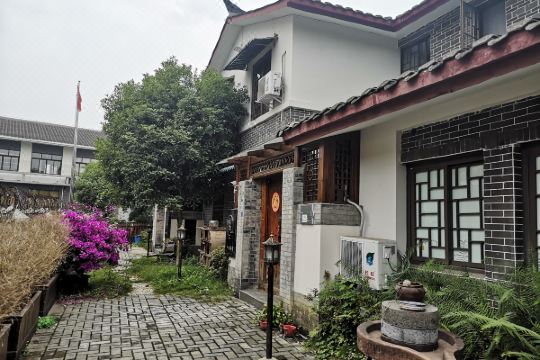 成都蜀韵青杠民宿