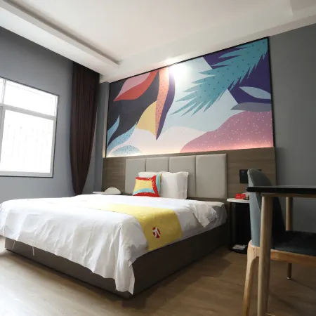 Guanshan Business Hotel (Changde Shimen County Commercial Pedestrian Street)