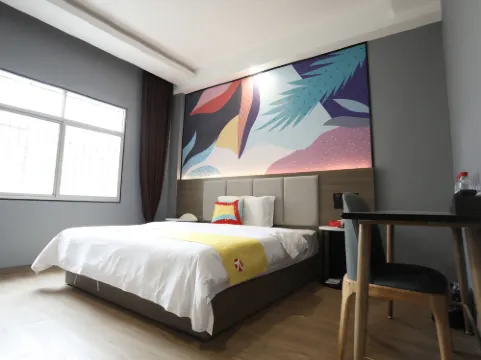 Guanshan Business Hotel (Changde Shimen County Commercial Pedestrian Street)