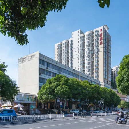 Qianyi Hotel (Yulin Jincheng Center Pedestrian Street Store)