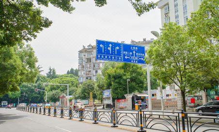 Yun 7 Hotel (Yichang CBD Shopping Center Three Gorges Electric Power Vocational College Branch) - Housity