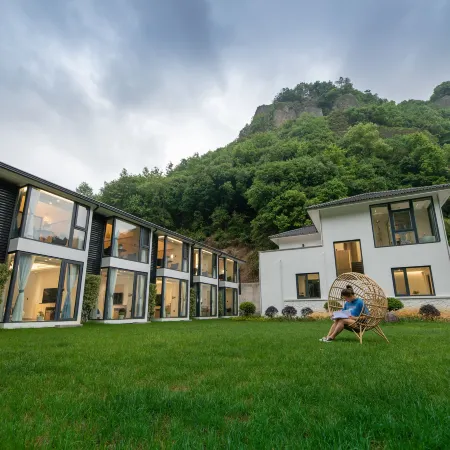Xinchang Qianxi Hotel