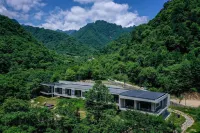 Stray Birds Hotel Hotel di Liuba