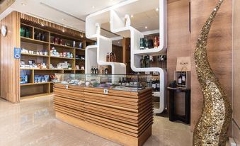 a modern store with a wooden counter and shelves filled with wine bottles , as well as a glass display case at Fish Hotel -Taitung