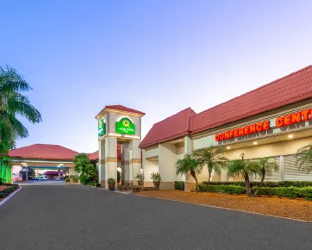 La Quinta Inn by Wyndham Clearwater Central クリアウォーターのホテル