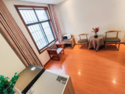 Floral Hotel· blue sky Meijing Hotel (Dukezong Ancient City)