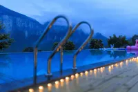 on the Hotel in Enshi Yunya - piscina