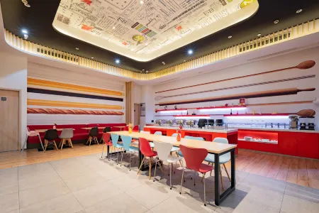 Ibis Hotel ( Longxin Plaza store, Changjiang South Road, Haimen) Отели рядом со станцией Haimen Railway Station