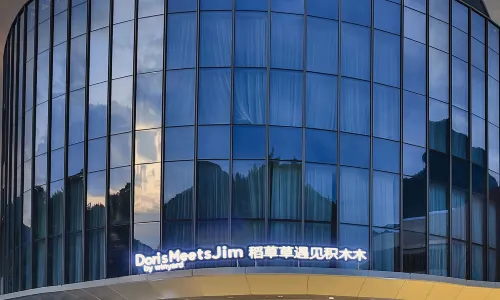 Cloud and straw meet the building block hotel